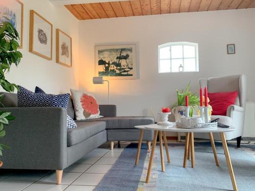 Osterhever House | Weiße Reetdachkate