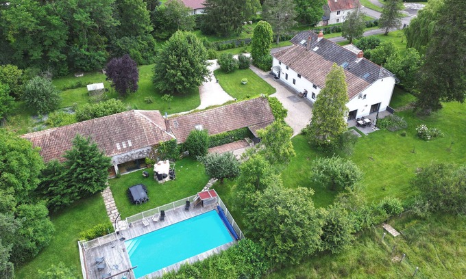 Fretigney-et-Velloreille Cottage | Welcoming lodge perfect for hikers with pets allowed