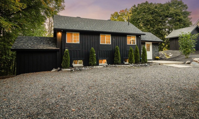 Severn Bridge House | Welcome to Chalet Noir! Waterfront cottage less than 90 mins from Toronto.
