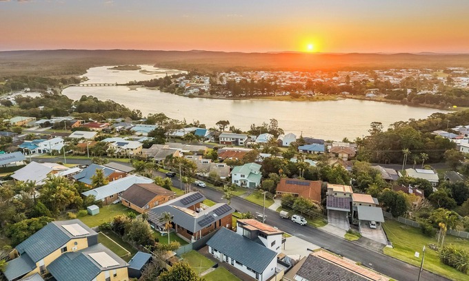 South Evans Head House | Welcome To Riverview Holiday Villa! Home Overlooking the Beautiful Evans River.
