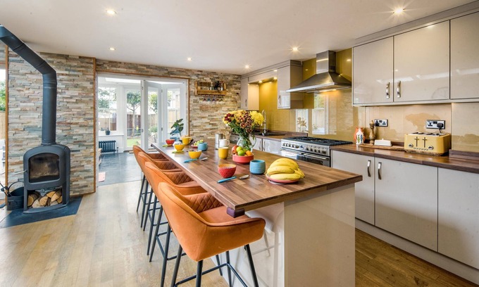 Ryde Apartment | Welcome to Rowallen, in the heart of Ryde on the Isle of Wight, a stunning Edwardian town house spre