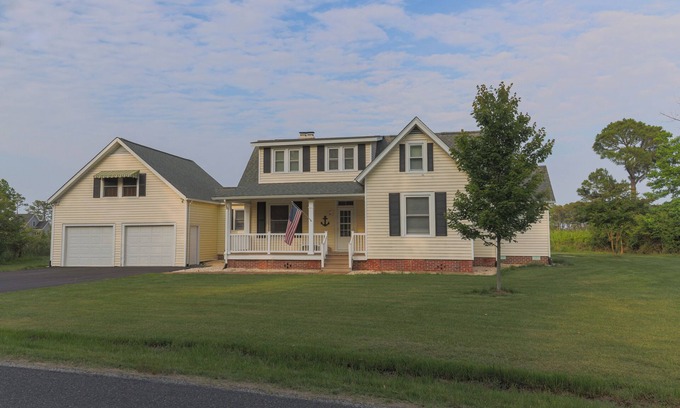 White Stone House | Welcome to The Cove - a spacious 6-bedroom house located in charming White Stone