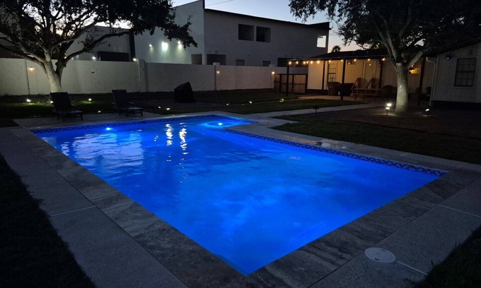 Edinburg House | Welcome to The Oak House!