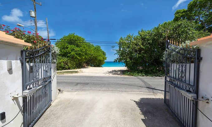 Reeds Bay House | Welcome to the unpretentious and breezy Graceville, a few steps away from the beach