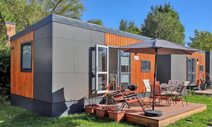 Wemding House | Welcome to this modern vacation home with panoramic views of the lake!
