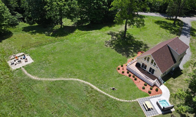 Holcomb Ski Chalet | Welcome to Twin Creeks. Private Chalet with hot tub - 9 minute to Bristol Mtn!