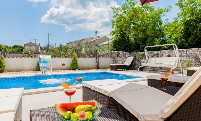 Bratulici Villa | Welcome to Villa delle Rondini, your oasis from the usual everyday life.
