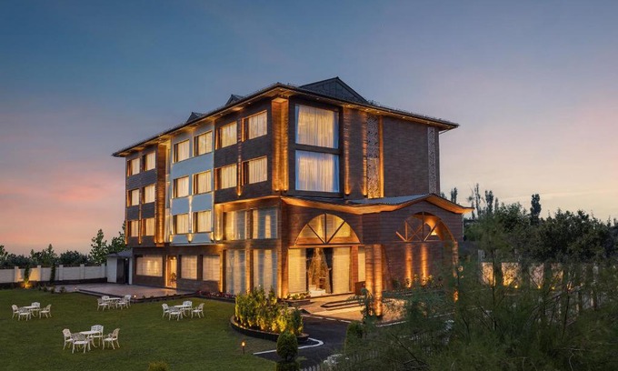 Srinagar Hotel | WelcomHeritage Grand, Srinagar