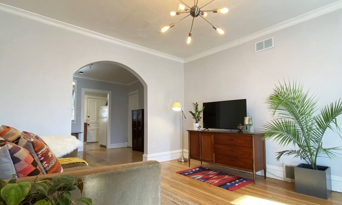 Edgewater Apartment | Welcoming 2-bedroom apartment with AC in vibrant Chicago Andersonville