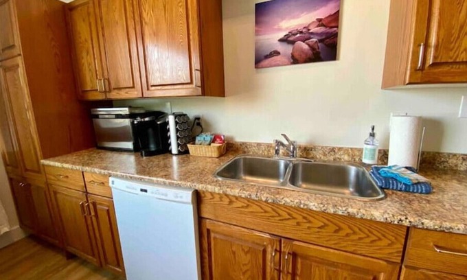 Regional District of Nanaimo Apartment | Welcoming 2 bedroom suite, 5 min from the beach (Family and pet friendly!)