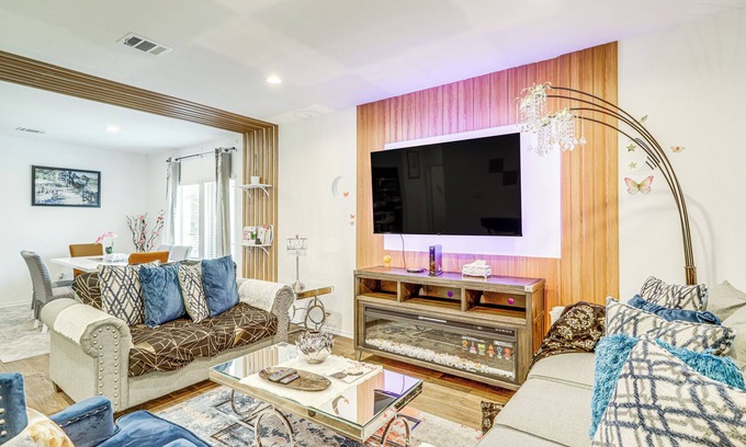 Houston House | Welcoming Home ~ 16 Mi to Downtown Houston!