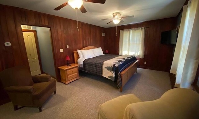 Stahlstown Hotel | Welcoming king bed studio suite with split bathroom. Close to hiking trails, ski resorts and family parks!
