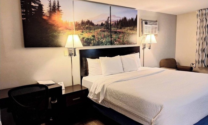 Trinidad Hotel | Welcoming Room with Complimentary Tasty Breakfast | Pool Access