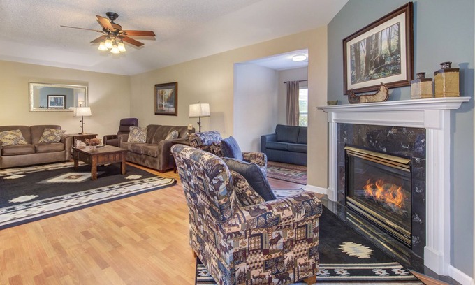 Pigeon Forge Condo | Well-appointed condo in town w. jacuzzi tub, fireplace + pool access