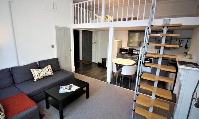 West Kensington Apartment | Well Appointed Garden Condo in Kensington Olympia