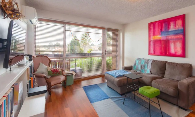 Northcote Apartment | Well-Appointed Sunny 2 Bedroom Apartment in Northcote With Parking