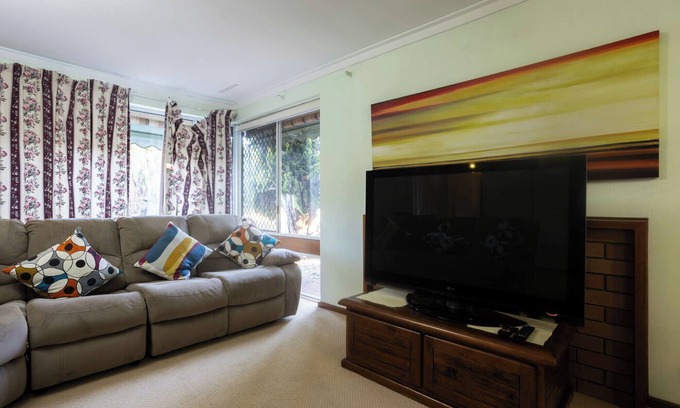 Jolimont Apartment | Well equipped 3BR Home with Backyard and Patio!