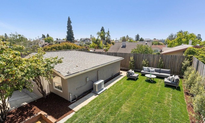 Glenview Cottage | Well-located 1BR cottage with all amenities.