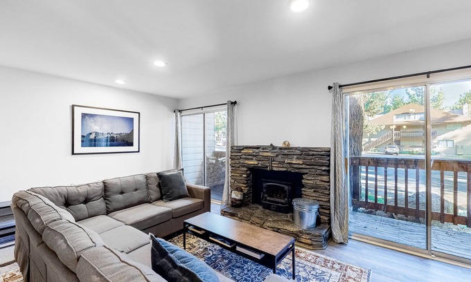 Mammoth Lakes Condo | Well-located condo with pool, hot tub, sauna, tennis - near golf & slopes