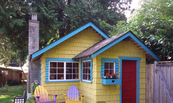 Roberts Creek Cottage | Well Located Country Cottage with Japanse Hot Tub