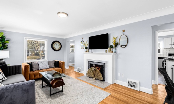 Ann Arbor House | West Ann Arbor Whole Home 4 Bed, 3 Full Bath - Sleeps 12!
