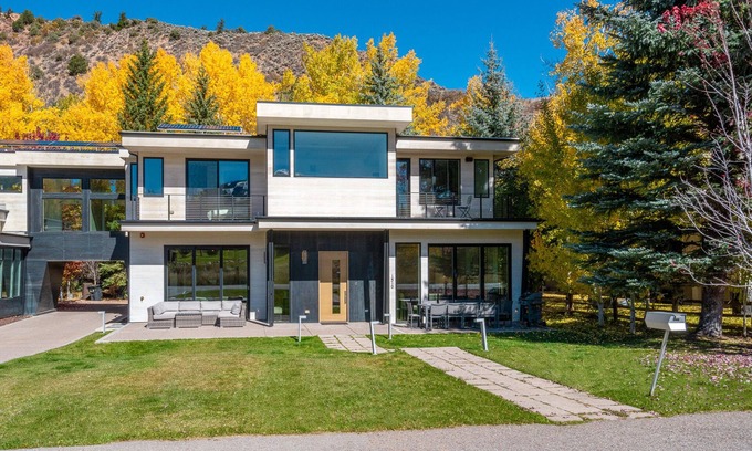 Aspen House | West Aspen contemporary with unblocked views