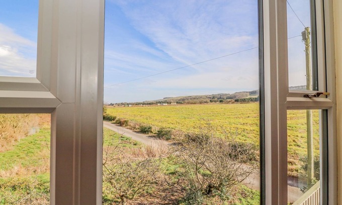 West Heslerton House | WEST COTTAGE, pet friendly, with a garden in Rillington