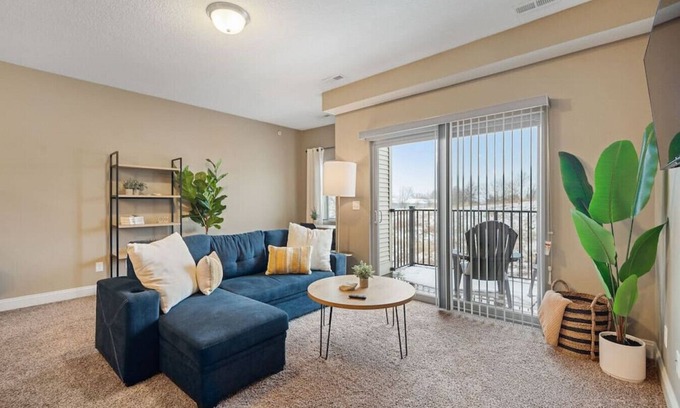West Des Moines Apartment | West Des Moines- Garage, Gym, Pool, Jordan Creek