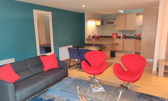 West End Apartment | West End & EICC with Parking