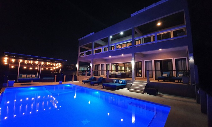 Lighthouse Estates Apartment | West End Suite (King Suite)