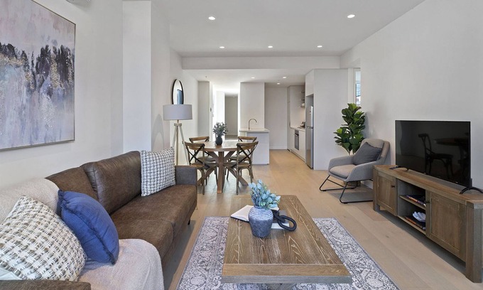 West Melbourne Apartment | West Melbourne 2-Bed Steps from Flagstaff Gardens