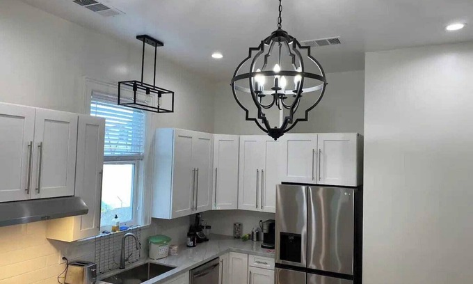 Prescott House | West Oakland Charmer: 5br/4bath House (2 br/2ba upper level, 2br/1ba lower unit with rear Cottage) * AC & W/D total 5br/4ba