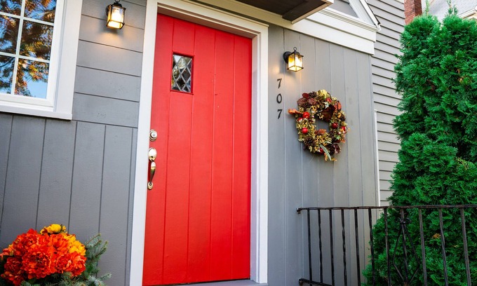 Niagara Falls House | West Orchard - One Block From the River