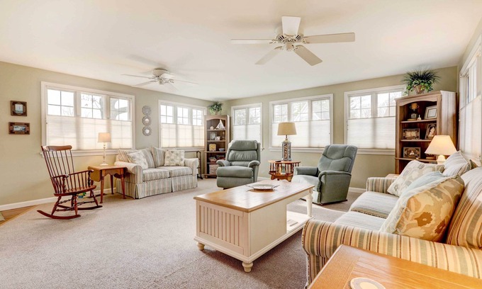 Misquamicut House | Westerly Retreat ~ 1/4 Mi to Private Beach!