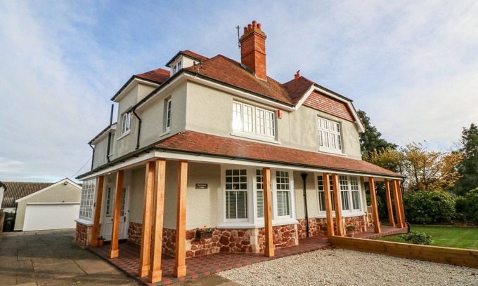 Minehead Cottage | WESTHOLME LODGE, pet friendly, character holiday cottage in Minehead