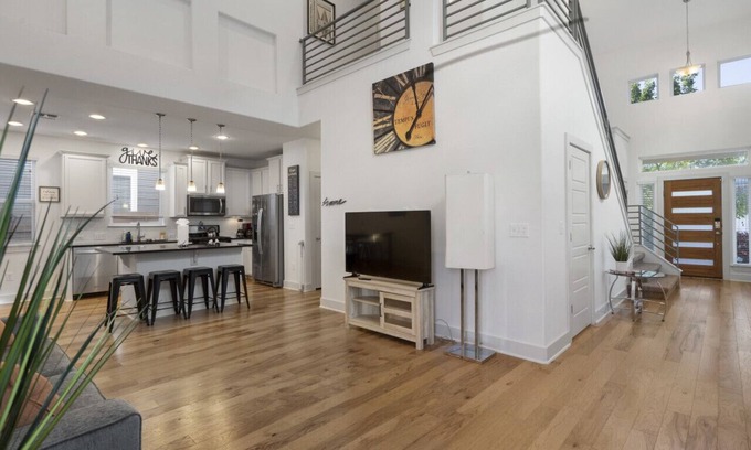 Montopolis House | WeWelcome You to Austin Downtown Sleeps 10