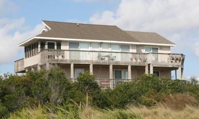 Whalehead Beach House | WH972- 5BRs, Private Pool, Hot Tub, WIFI, Just One Block To The Beach!