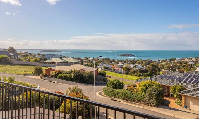Encounter Bay House | 'Whale Views' - Perfect holiday home for whale watching!