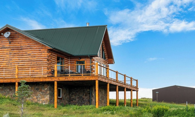 Livingston House | Wheatgrass Guest Cabin - Wonderful log cabin located just east of Livingston!