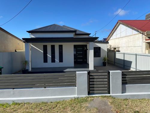Broken Hill House | When only the best will do. Bhas accommodation!