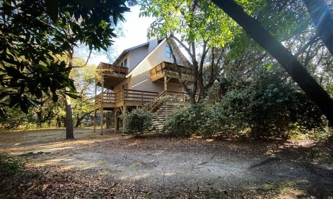 Duck House | Where the green trees meet the blue seas! Short walk to the beach & pet friendly