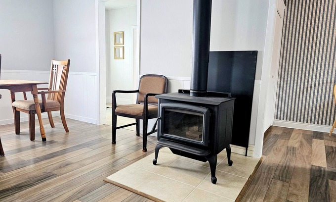 Charlotte's Shore Other | Whispering Meadows Manor is a 4 bedroom 1.5 bath country home