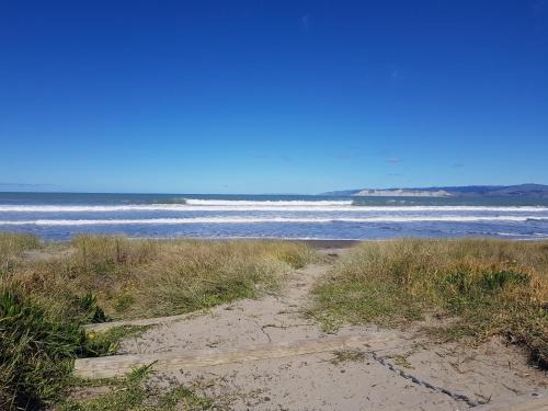 Gisborne Hotel | Whispering Sands Beachfront Motel