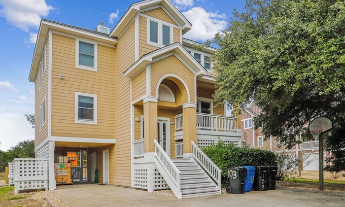 Duck House | Whispering Waves - 5 BR Oceanside Home in Duck w/Private Pool, Dogs Allowed