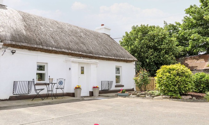 Carndonagh Cottage | WHISPERING WILLOWS - THE THATCH in Carndonagh, County Donegal