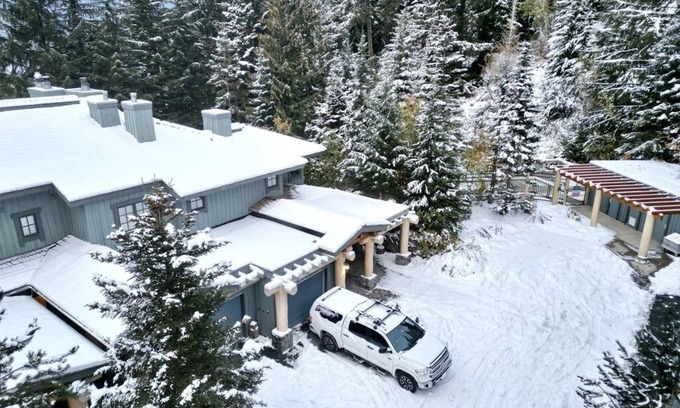 Whistler House | Whistler Luxury Ski-In/Out Log Home Sleeps 12+ Private Jacuzzi and Parking
