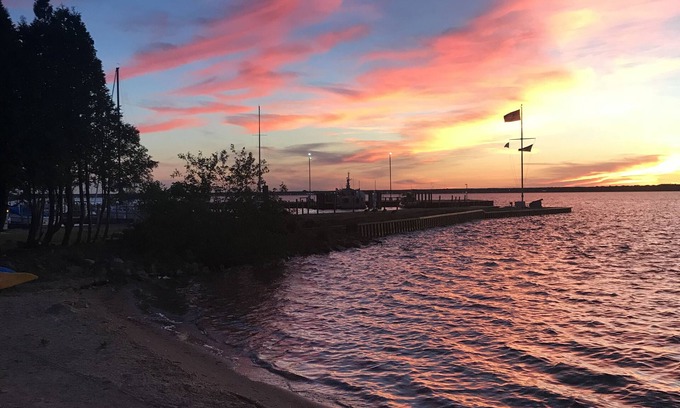 Tawas City Cottage | (White House Cabin) Serene Lakefront 4 Bedroom Cottage - Pets OK