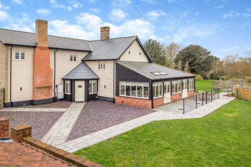 Halesworth House | White House Lodges - Dragonfly