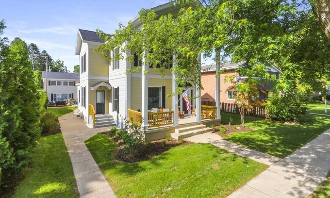 Lake Geneva House | White House on Wisconsin-Entire Property |Renovated Colonial Revival |Horticultural Hall |Sleeps 20