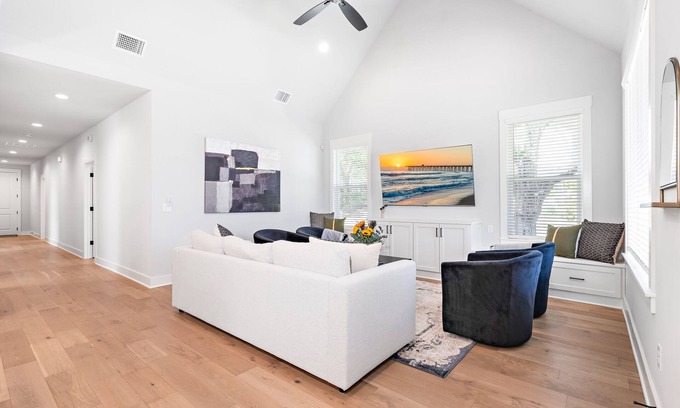 North Waco House | White Retreat on 5th - 3.5 Bathrooms!